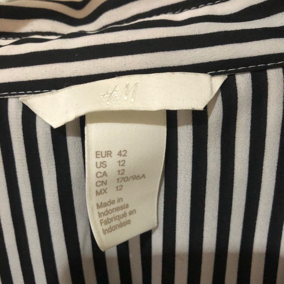 ⭐️⭐️⭐️Button up stripped top - Picture 2 of 5